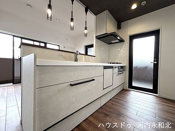 食洗機＆3口コンロ完備で料理がはかどる！デザインも機能も妥協しない、理想のキッチン。