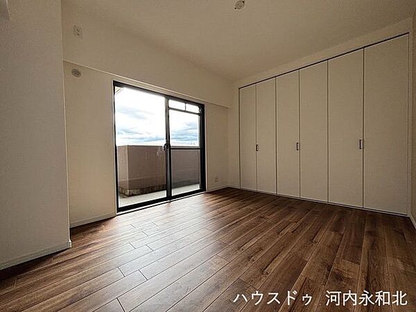 壁一面の大型クローゼット！お洋服も荷物もすっきり収納でき、お部屋を広く保てます。
