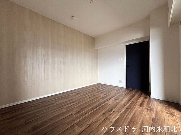 質感の良い木目調フローリングと、すっきりとした空間の広がり。