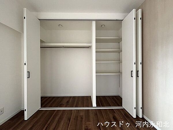 ハンガーパイプと可動棚を両備！お洋服から小物まで、定位置が決まる優秀なシステム収納。
