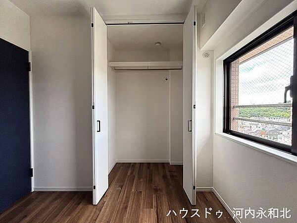 奥行きのある大容量クローゼット。