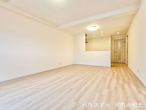 明るい木目と白壁が調和する空間。柔らかな光に包まれて、家族の会話も自然と弾みます。