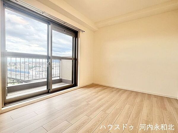 バルコニーからの陽光や風を感じられる洋室。
