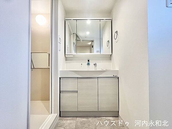 三面鏡裏の収納は、小物の整理整頓に便利！すっきり片付く洗面台で、朝の時間を快適に。