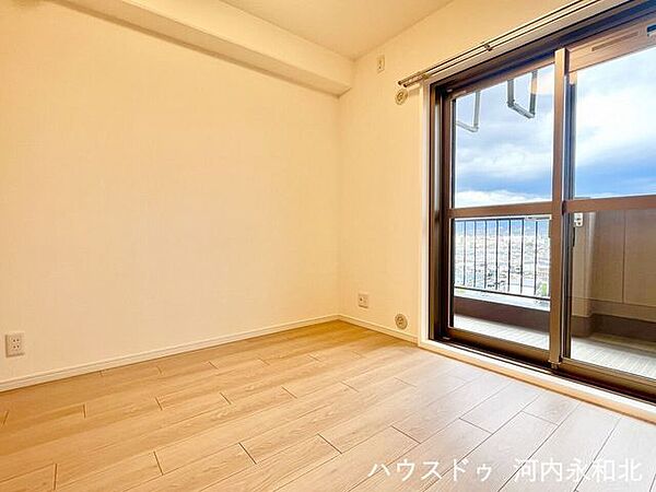 窓の外に広がる開放的な街並み。穏やかな自分時間を過ごせます。