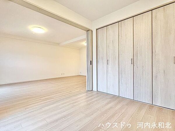 引き戸を開ければリビングと一体の大空間に。子どもの遊び場やワークスペースに最適です。