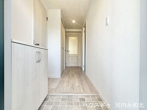 奥の扉から光がこぼれる明るい廊下。毎日「ただいま」と帰るのが楽しみになる心地よい空間です。