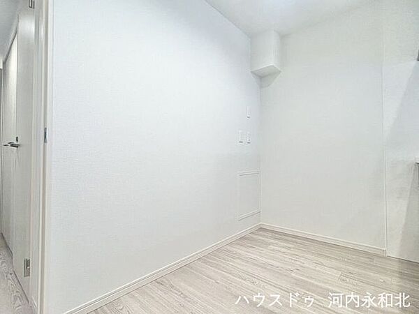 大型冷蔵庫やカップボードも余裕で配置できる、広々としたキッチン背面。
