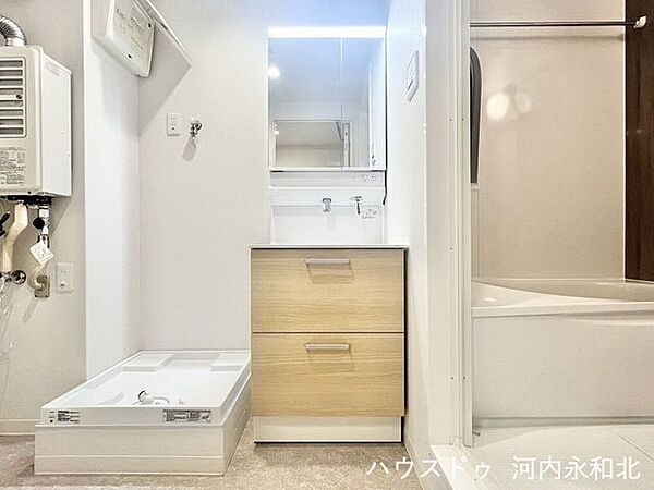 三面鏡の裏に小物をすっきり隠せる洗面台。毎朝の身支度が軽やかに整う空間です。