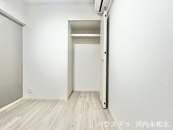 クローゼット付きで床置き家具は最小限に。