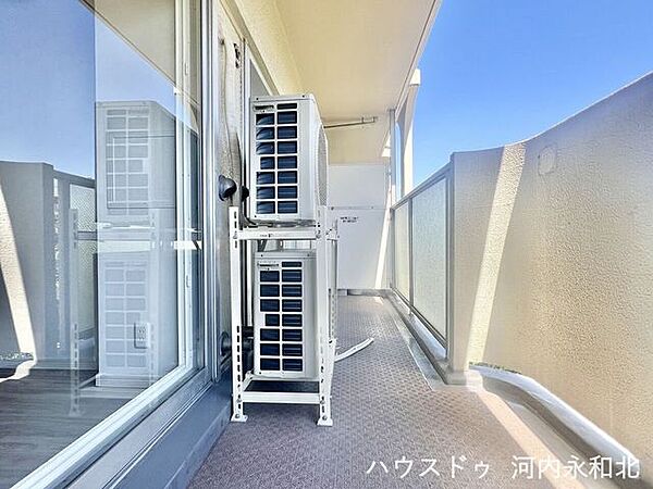 空を広く感じる、開放感抜群のバルコニー。