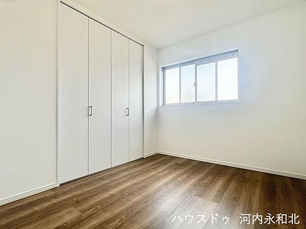 壁一面の大容量収納で、お部屋はいつもすっきり！お気に入りのベッドが映える空間です。