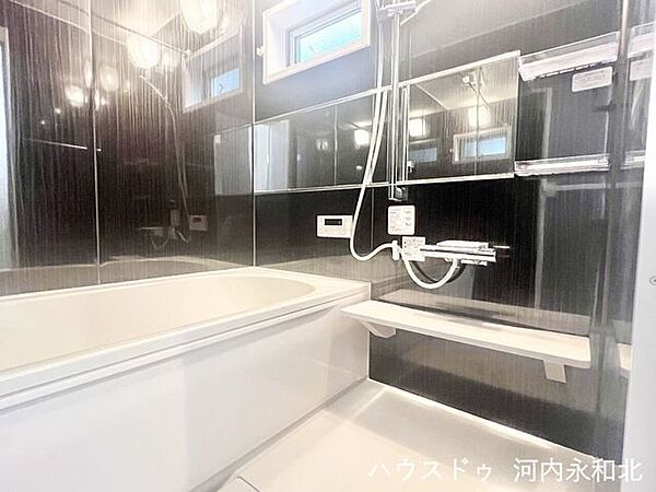 一日の疲れを静かに癒やす、シックな色調の浴室。お気に入りの入浴剤で贅沢な時間を。