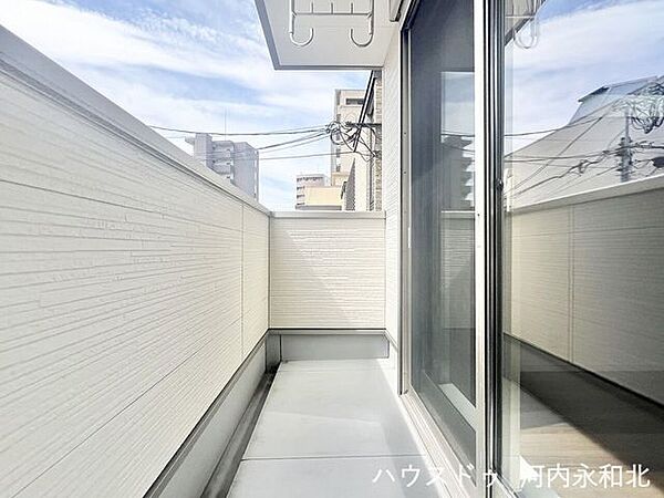 空を広く感じる、開放感抜群のバルコニー。