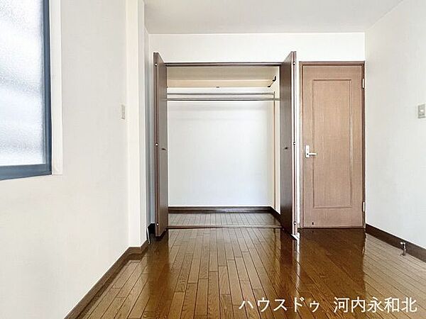 収納力の高いクローゼットなので大切なお洋服も綺麗に収納できます。