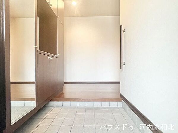 お出かけ前の身だしなみチェックに便利な大型ミラー付き！ 正面のニッチには、鍵を置いたり小物を飾ったりと自由に楽しめます。