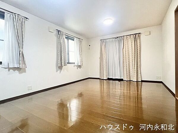 多角的な採光で一日中明るい！家族みんなが自然と集まりたくなる心地よいリビング。