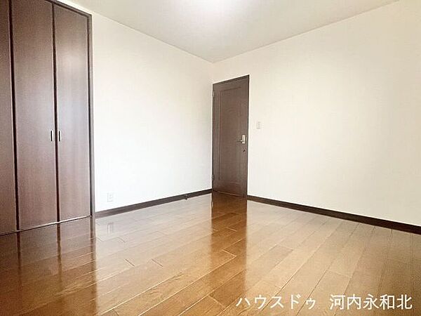 壁面収納を完備した使い勝手の良い洋室。レイアウトがしやすくインテリアも映えます。
