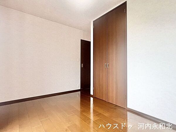 壁面収納を完備した使い勝手の良い洋室。レイアウトがしやすくインテリアも映えます。