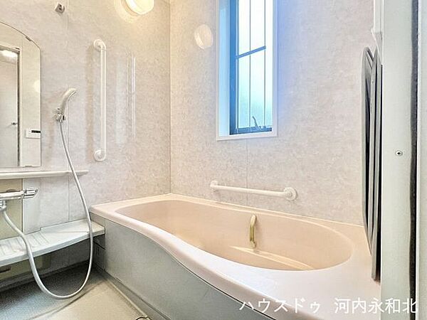 手すり＆小窓付きで安心＆快適な浴室！家族みんなが安全に心地よく過ごせます。
