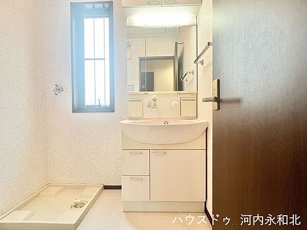 三面鏡＆収納付きで朝の身支度も快適。いつでも気持ちよく使える清潔な空間です。