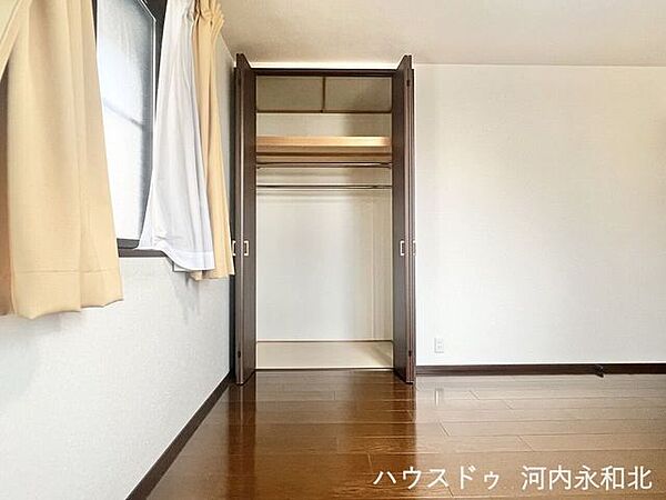 2段ハンガーパイプと上部棚を備えた大容量クローゼット。空間を無駄なく活用できます。