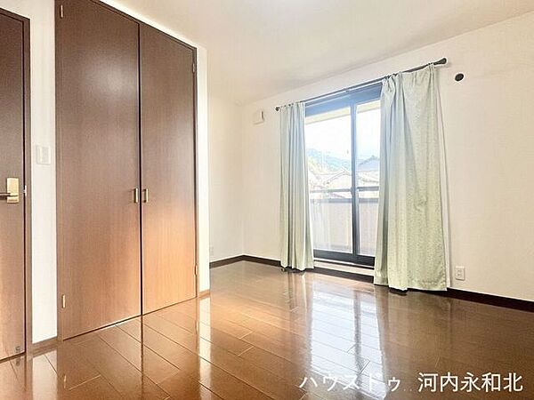 あたたかな陽光が差し込む心地よいお部屋。大きめクローゼットでお片付けも上手に♪