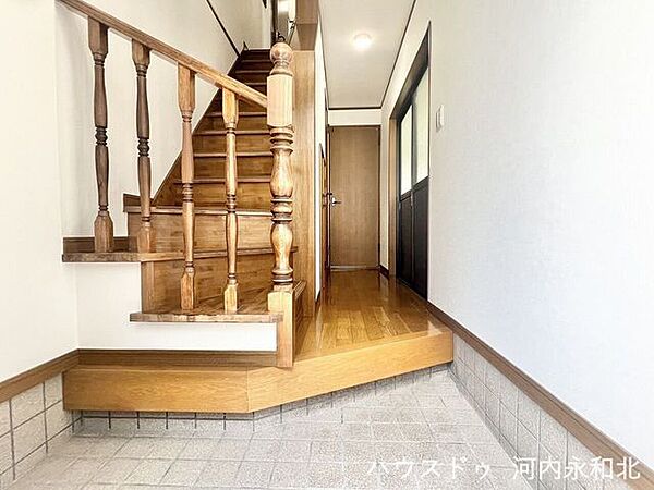 木の温もりが迎える、こだわりの階段ホール。