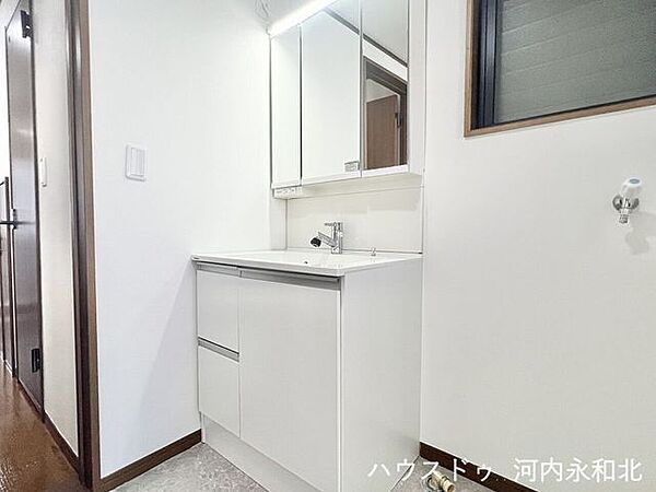 小物がすっきり収まる鏡裏収納！忙しい朝も笑顔でスタートできる安心の使い心地。