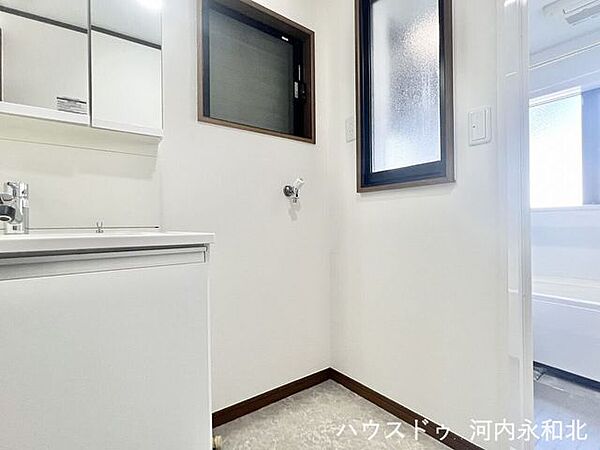 洗濯機置場が隣接したスムーズな家事動線！お手入れしやすい洗面台も魅力的。