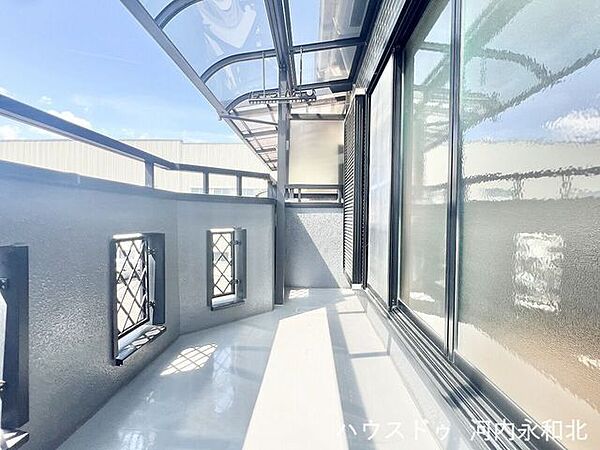 急な雨でも安心の屋根付き！ワイドな設計で、家族全員分の洗濯物も一気に片付きます◎