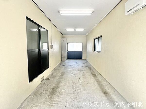 電動シャッター付き、2台駐車可能