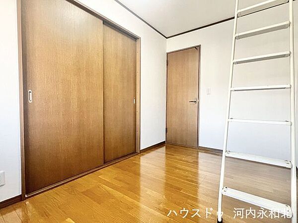 ナチュラルな内装で、リラックスできる空間。寝室や書斎にも最適です。