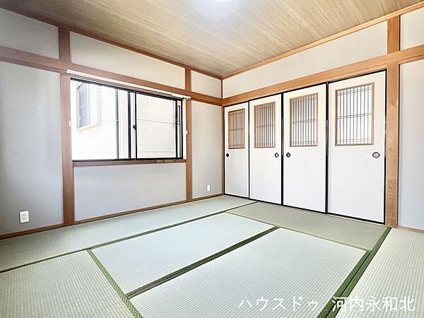 明るい光が差し込む和室。小さなお子様のお昼寝や、家族みんなでゴロゴロ過ごす休日に♪