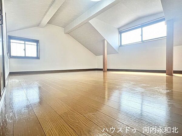 季節物もすっきり収まる大容量の屋根裏収納です。お子様がワクワクする隠れ家空間にも！