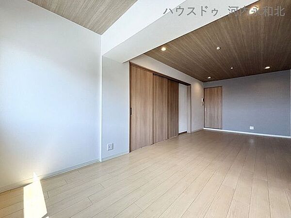 天井や壁紙・仕切り壁等にこだわり、お洒落な空間になっています。