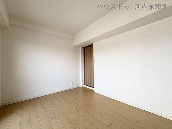落ち着いた雰囲気でリラックスして過ごせる洋室。