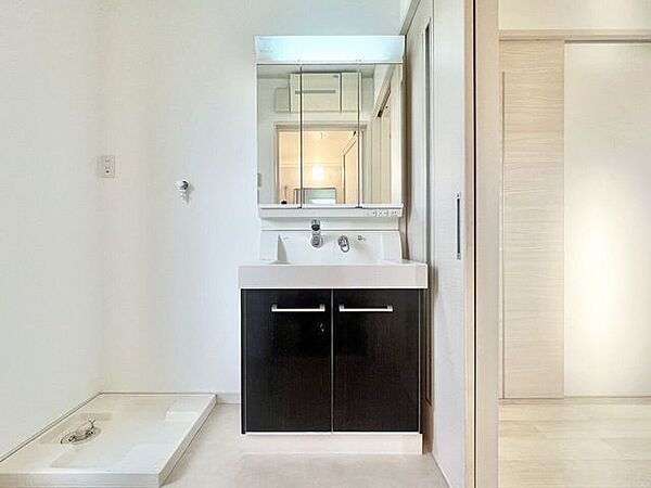 朝の身支度もスムーズな三面鏡！小物を鏡裏へすっきり隠して、気持ちの良い一日をスタート。