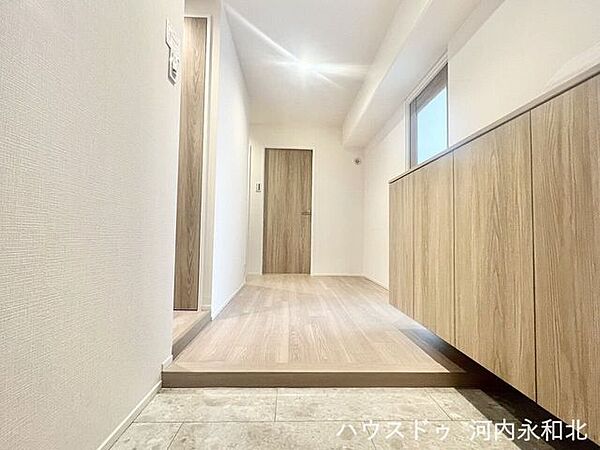 上品なストーン調フロアと木目のコントラスト。住まいの美しさを引き立てる第一印象です！