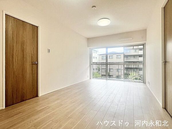 開放的な大開口窓で日当たり・通風良好！家族が自然と集まる明るいLDKです。
