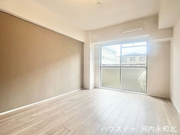 落ち着きあるアクセント壁がお洒落！優しい光に包まれてゆったり寛げるお部屋です。