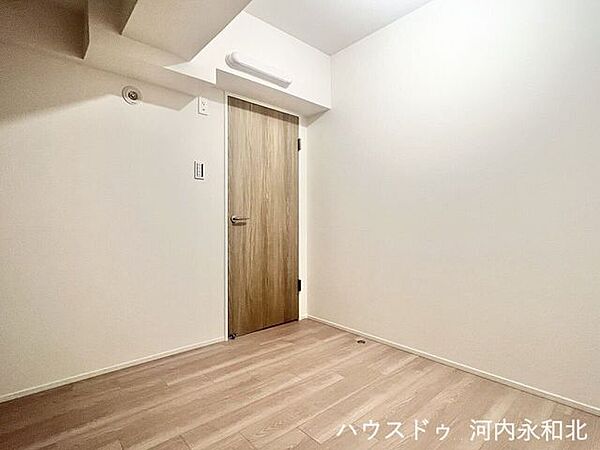 白と木目が調和する心地よい空間。書斎や子供部屋としても快適にお使いいただけます。