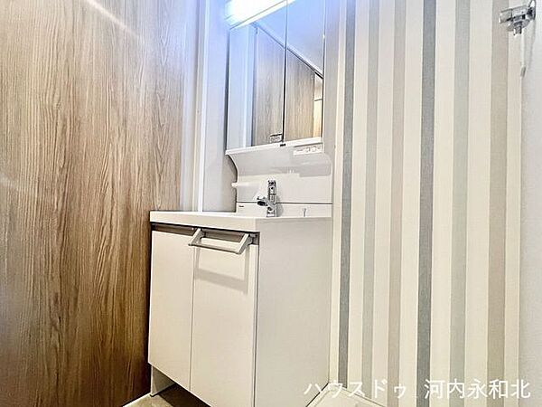 明るい照明と三面鏡付きの洗面化粧台！身支度がスムーズに整う使いやすい空間です。