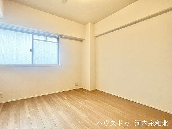 プライバシーを守る優しい採光。読書やワークスペースにもぴったりの一室です！
