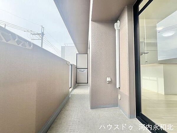 リビングからフラットに繋がる開放的なバルコニー。