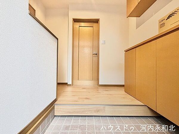 木の温もりに包まれる玄関！靴もスッキリ片付き、気持ちよく家族を迎える空間です。