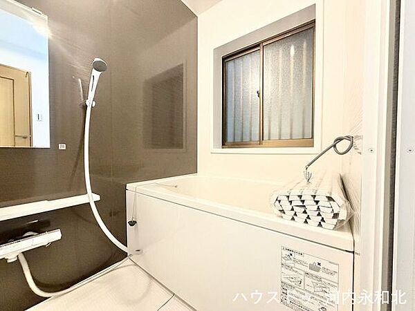 一日の疲れを癒やす上質なバスタイム。窓付きで換気もしやすく毎日快適です！