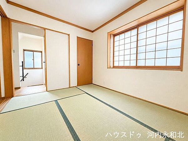 障子越しのやわらかな光に包まれて。ゴロンと横になって家族で寛げる和の空間です。