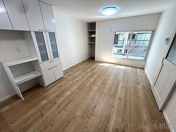 お料理中も家族との会話が弾むオープンキッチンを採用。壁面には充実のシステム収納を備え、生活感を隠してスマートに暮らせる工夫が詰まっています。