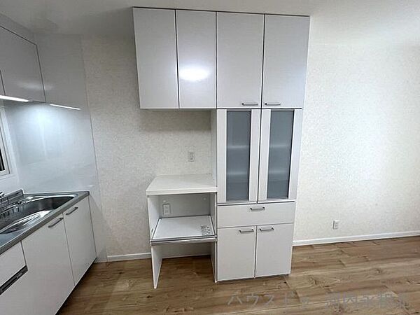 壁面には充実のシステム収納を備わっています。